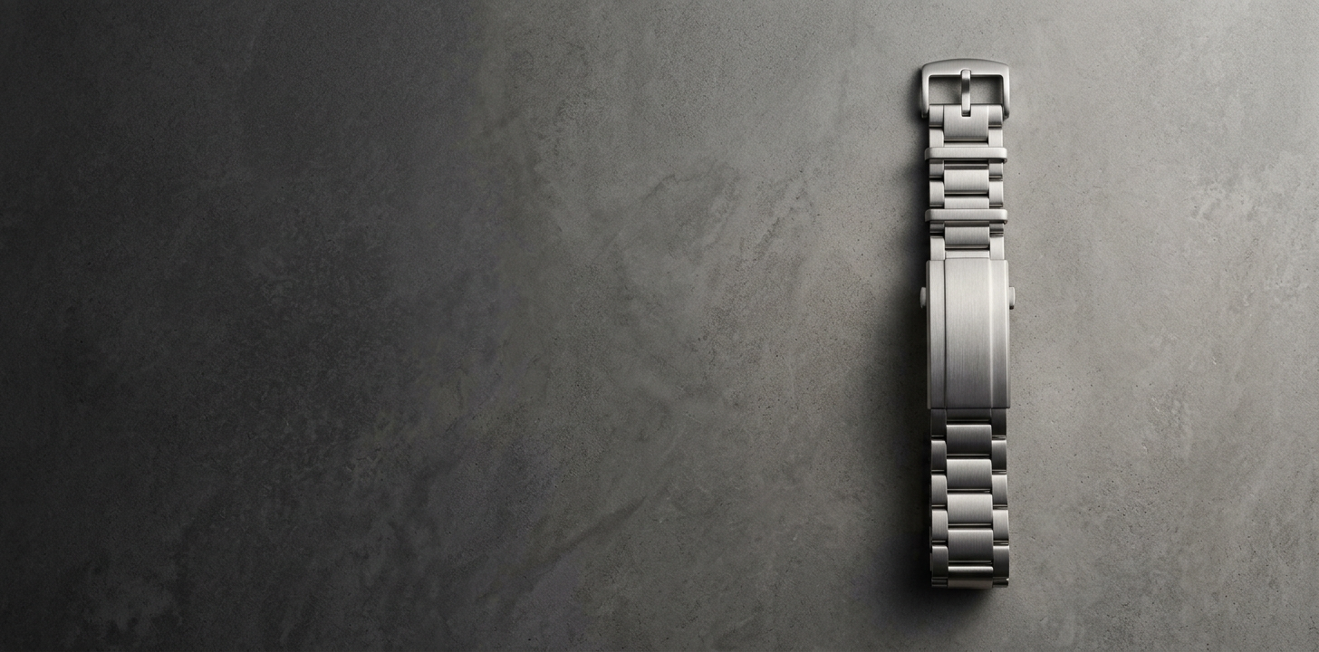 Borstat stålarmband på betong